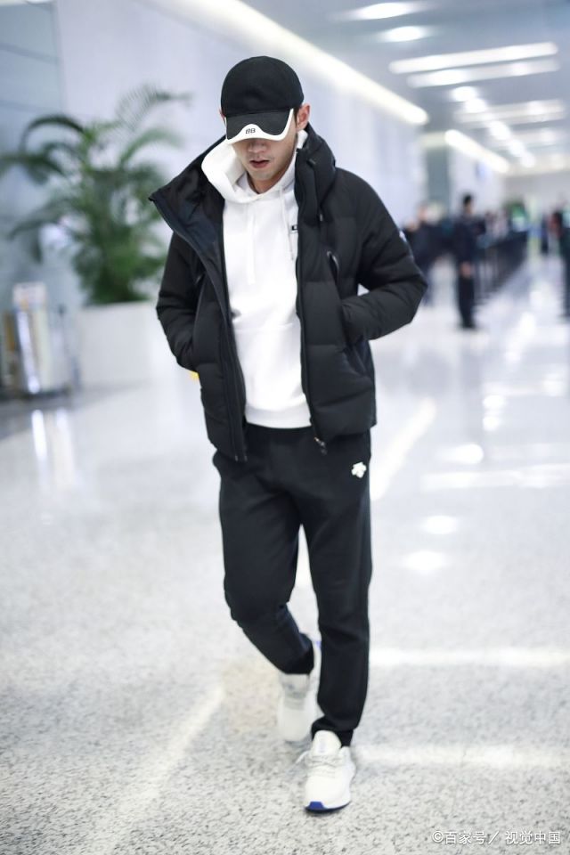 体坛名将张继科一身休闲装现身机场,尽显男神范